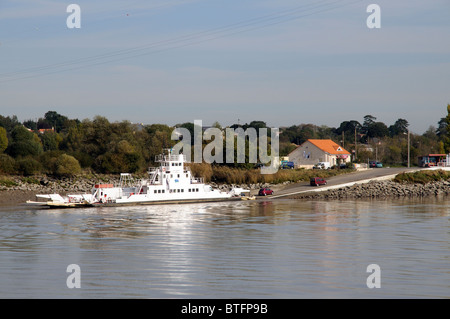 Fahrzeuge, die Entladung von Saint Hermland einer Roro-Fähre, die zwischen Le Pellerin und Coueron Nantes Frankreich Loire überquert Stockfoto