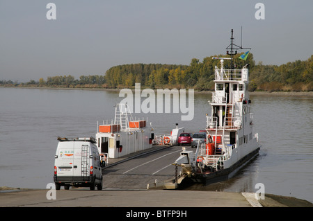 Fahrzeuge einsteigen in Saint-Hermland eine Roro Fähre überquert die Loire zwischen Le Pellerin und Coueron in der Nähe von Nantes Frankreich Stockfoto