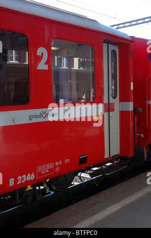 Rhätische Bahn (Rhätische Bahn) zweiter Klasse Wagen, Samedan, Graubünden, Schweiz Stockfoto