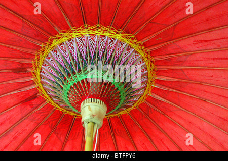 Regenschirm trocknen in der Sonne, Seite Schirmfabrik, Bo Sang, Chiang Mai, Thailand. Stockfoto