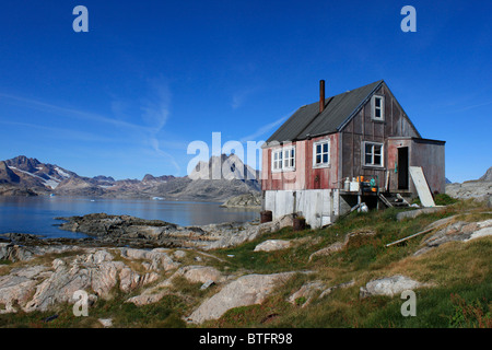 Haus in Grönland mit Blick auf Fjord Stockfoto