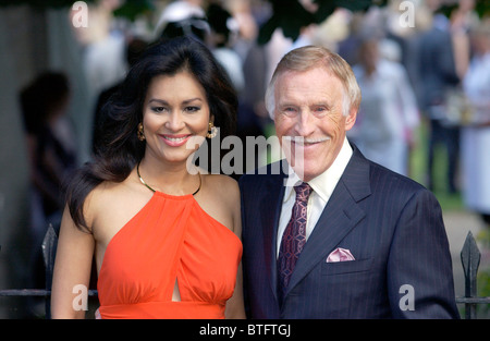 TV-Persönlichkeit Bruce Forsythe und Frau Wilnelia auf einer Promi-Party veranstaltet von Sender Sir David Frost in Chelsea, London Stockfoto