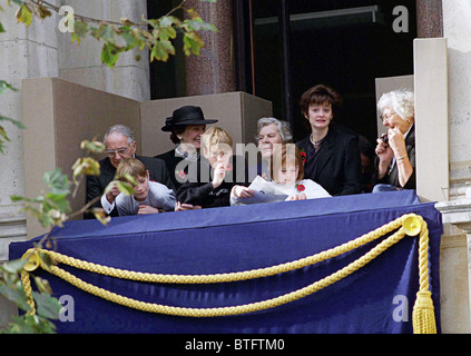 CHERIE BLAIR (EHEFRAU VON PREMIERMINISTER TONY BLAIR) IST ZUSAMMEN MIT IHREN KINDERN WATCH KENOTAPH GEDENKVERANSTALTUNG TAG Stockfoto