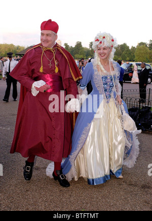 CONRAD BLACK UND SEINE FRAU BARBARA AMIEL, GEKLEIDET IN KOSTÜMEN AUS DEM 18. JAHRHUNDERT STIL FÜR EINEN BALL IN LONDON Stockfoto