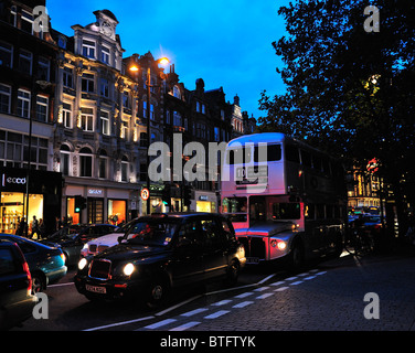 Taxi und Double Decker Bus im Verkehr in Knightsbridge, London Stockfoto