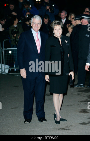 Der ehemalige Premierminister John Major und Frau Norma kommen für 80. Geburtstag-Partei Margaret Thatcher in Knightsbridge, London Stockfoto