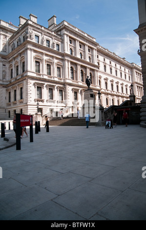 Touristen vor Churchill War Rooms, London Stockfoto