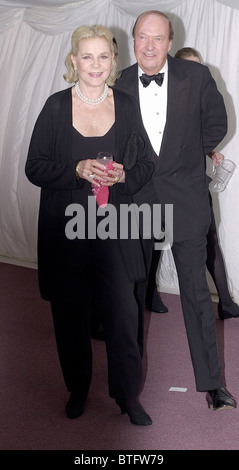 SCHAUSPIELERIN LAUREN BACALL BEI EINEM GALA-DINNER IN LONDON Stockfoto