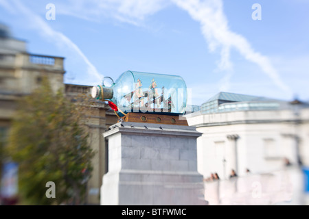 Schiff In A Bottle Großanzeige auf dem freien vierten Sockel in Trafalgar Square in London England Stockfoto