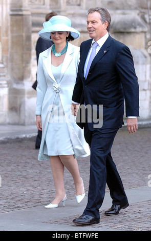 Tony Blair und Frau Cherie am zweiten Weltkrieg Wehrdienst des Gedenkens in der Westminster Abbey, London Stockfoto