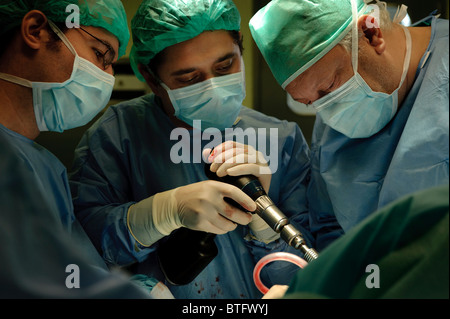 Ärzte Orthopädie im OP-Saal Stockfoto