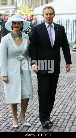 Tony Blair und Frau Cherie am zweiten Weltkrieg Wehrdienst des Gedenkens in der Westminster Abbey, London Stockfoto