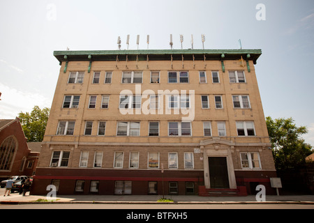 Handy-Mobilfunkantennen auf einem Gebäudedach in Newark NJ USA. Stockfoto