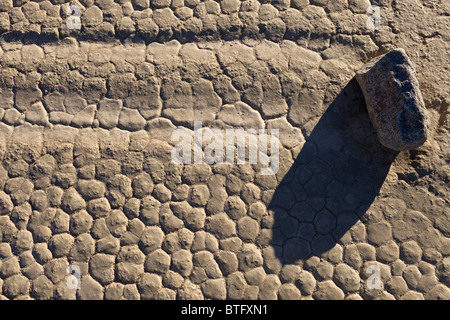 Segeln-Steinen oder gleitenden Felsen machen auf mysteriöse Weise Weg in The Racetrack Playa in Death Valley Nationalpark, Kalifornien USA. Stockfoto