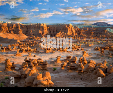 Sommerwolken bei Sonnenuntergang über Goblin Valley State Park in der San Rafael Swell Wüste des südlichen Utah USA Stockfoto