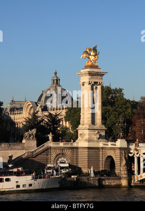 Frankreich, Paris, Pont Alexandre III zu überbrücken, Seineufer, Petit Palais, Stockfoto