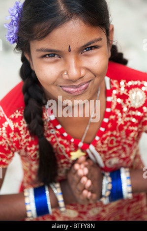 Schöne junge indische Mädchen mit einer großen glücklichen Lächeln. Indien Stockfoto