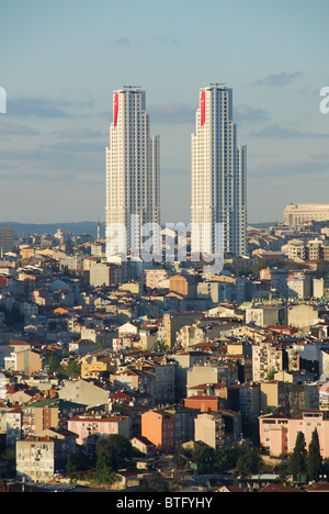 ISTANBUL, TÜRKEI. Moderne Wolkenkratzer in Sisli Bezirk der Stadt. 2010. Stockfoto