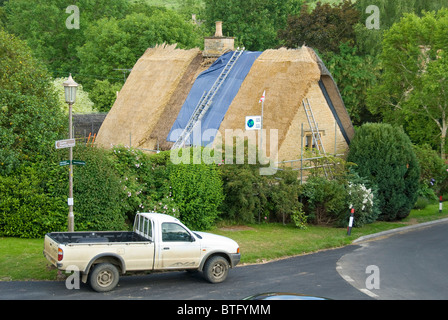 Reetgedeckte Haus Dach repariert bekommen, Cotswolds, England, UK Stockfoto