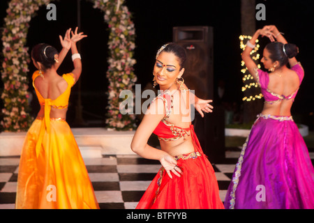 Traditionelle Tänzer in Kostümen die Durchführung in Sri Lanka Stockfoto