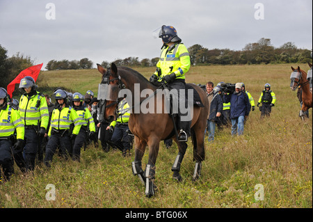 Berittene Polizei Offiziere von Heddlu in Wales helfen Escort Demonstranten von SMASH EDO aus Brachland während den letzten protest Stockfoto