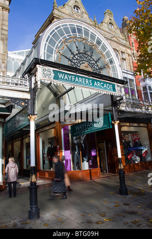 Wanderer-Arcade- Buildings und die architektonische Straßenbild von Lord Street Läden in Southport, Merseyside, England Stockfoto