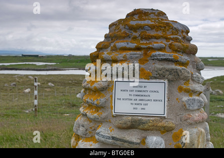 Denkmal zum Gedenken an den schottischen Air Ambulance Service auf der Insel. North Uist, Hebriden. Schottland. SCO 6957 Stockfoto