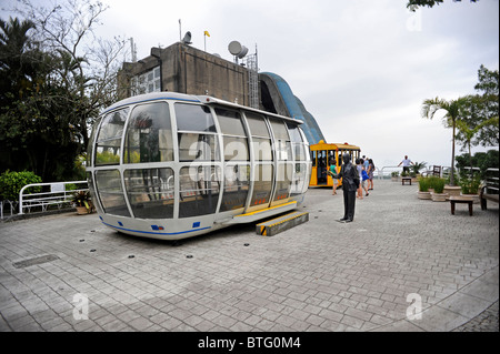 Seilbahn auf dem Display auf halber Höhe Zuckerhut in Brasilien als Pao de Acucar bekannt Stockfoto