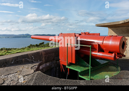 Eine britische WWI-Küstenschutz-Pistole auf Fort Bildung, Halbinsel Inishowen, County Donegal, Ulster, Eire. Stockfoto