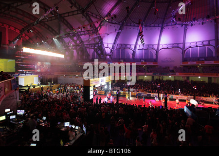 Das Finish des Frankfurt Marathon 2010 im Rathaus voller Zuschauer. Foto aufgenommen am 31. Oktober 2010 in Frankfurt am Main, Stockfoto