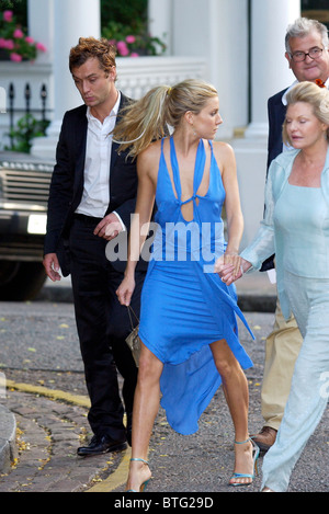 Schauspieler Jude Law Freundin Sienna Miller und ihrer Mutter am Promi-Party veranstaltet von Sender, Sir David Frost, Chelsea, London Stockfoto