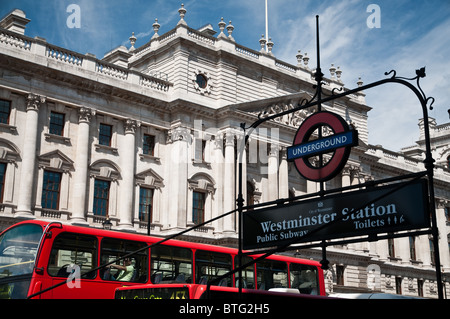 Westminster-u-Bahnstation Schild mit einem Londoner Bus im Hintergrund Stockfoto