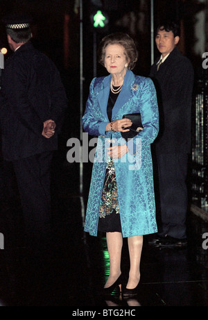 MARGARET THATCHER FÜR BANKETT BEI DER CHINESISCHEN BOTSCHAFT VERANSTALTET VON JIANG ZEMIN ANKOMMEN Stockfoto