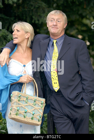 CHRIS TARRANT UND FRAU INGRID BEI SOCIETY PARTY HOSTED BY TV-MODERATOR DAVID FROST IN CARLYLE SQUARE, CHELSEA, LONDON Stockfoto