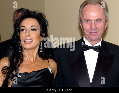 England Fußball-Manager Sven-Göran Eriksson und Freundin Nancy Dell'Olio am Fundraising-Veranstaltung für einen guten Zweck Funken chlldren Stockfoto