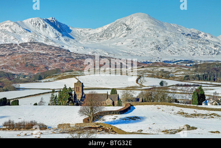 Lowick Kirche und Coniston Fells Stockfoto