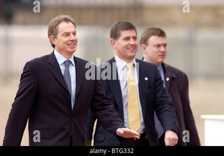 Premierminister Tony Blair begleitet von zwei Bodyguards auf Horse Guards Parade, der Präsident der italienischen Republik zu begrüßen Stockfoto