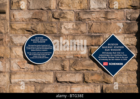 Die Zeichen unter dem Buxton Railway Station Fan Fenster Stockfoto