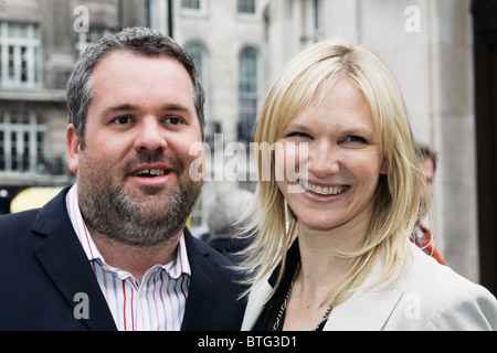 Radio-Moderatoren Jo Whiley und Chris Moyles außerhalb BBC Broadcasting House in London Stockfoto