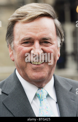 Irische Radiomoderator Terry Wogan auf BBC Broadcasting House in London Stockfoto