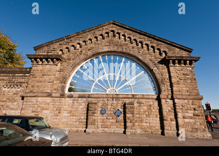 Die Fan-Fenster, Buxton Bahnhof, Buxton, Derbyshire, England, UK Stockfoto