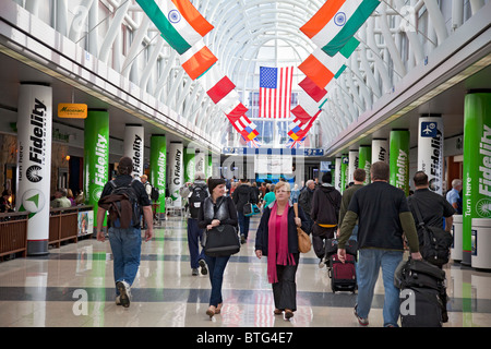 Fluggäste in American Airlines Halle H des Chicago O' Hare Airport, Illinois, USA Stockfoto