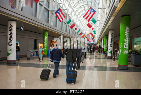 Fluggäste, die schleppen rollenden Gepäck in Halle H (American Airlines) von Chicago O' Hare Airport, Illinois, USA Stockfoto