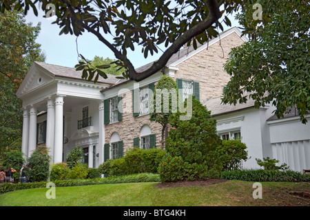 Außenseite von Graceland, Elvis Presleys Villa in Memphis, Tennessee, USA Stockfoto