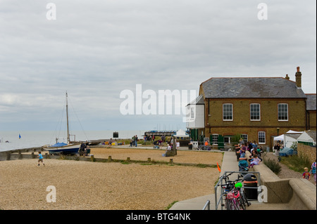 Das Whitstable Oyster Company Restaurant direkt am Strand in Whitstable Stockfoto