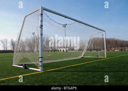 Mobile Torpfosten mit Rädern und Netz auf einem Fußballfeld in Toronto, Ontario, Kanada Stockfoto