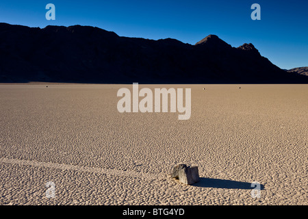 Segeln-Steinen oder gleitenden Felsen bewegen sich auf mysteriöse Weise über The Racetrack Playa in Death Valley Nationalpark, Kalifornien, USA. Stockfoto