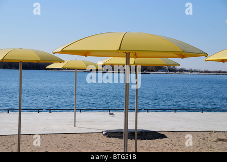 Metall-Sonnenschirme im HtO Park im Herzen der Innenstadt von Toronto Waterfront Stockfoto