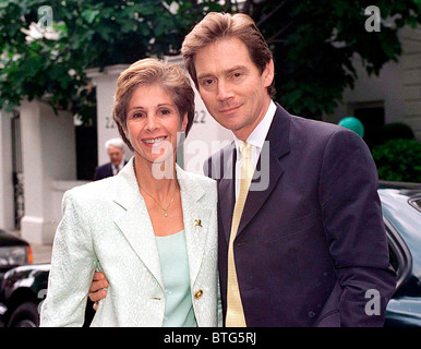 Schauspieler ANTHONY ANDREWS und Frau GEORGINA behandelnden DAVID FROST Sommer PARTY IN CARLYLE SQUARE, Chelsea Stockfoto