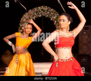 Traditionelle Tänzer in Kostümen die Durchführung in Sri Lanka Stockfoto